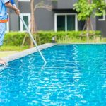 A importância da limpeza da piscina.